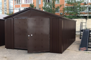 Металлический гараж с обшивкой профильным листом шоколадного цвета